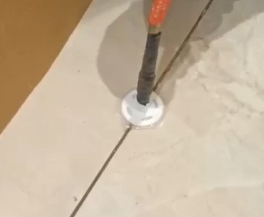 寒亭瓷砖空鼓维修公司专业解答瓷砖在铺贴过程中，如果没有涂抹均匀到位的粘结材料（如水泥砂浆或瓷砖胶），可能会导致以下问题